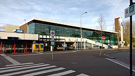 De voorzijde van het station met de kloktoren.