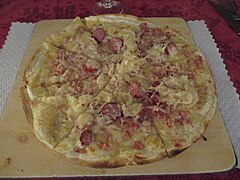 Tarte flambée strasbourgeoise à la choucroute d'Alsace.