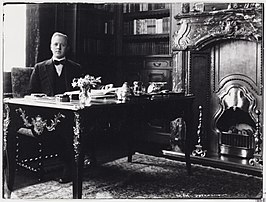 Willem Dreesmann in zijn woonhuis, het latere Dreesmann-museum, in de Johannes Vermeerstraat in Amsterdam, rond 1920. Foto van Jacob Merkelbach