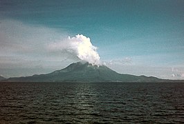 De Sakurajima tijdens een kleine eruptie in de zomer van 1974