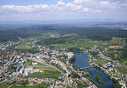 Duga Resa látképe a Mrežnicával.