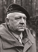 Photographie en noir et blanc d'un homme avec un béret.