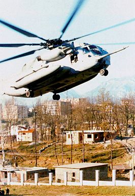 Amerikaanse mariniers evacueren hun burgers uit hun ambassade in Tirana.