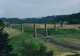 Viaduc de Ribeyrès lors d'une vidange du barrage du lac de Saint-Étienne-Cantalès.