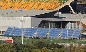 Das Clarke Stadium mit dem Commonwealth Stadium im Hintergrund (Januar 2000)