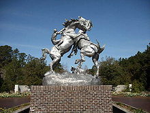 Fighting Stallions (Garañoak borrokan), 1950, aluminioa, Brookgreen Gardens sarreran, Murrells Inlet, Hego Karolina