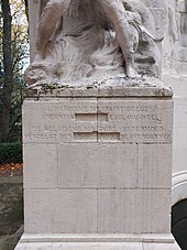 Socle d'une statue dont les mots « l'Arabe » ont été supprimés du titre « L'héroïsme militaire belge anéantit l'Arabe esclavagiste ». La suppression laisse dans la pierre deux trous rectangulaires, l'’un pour le néerlandais, l'autre pour le français.