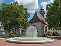 Hospitalkirche St. Anna, im Vordergrund die Pusteblume