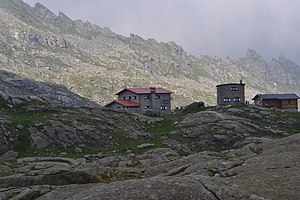 In der Mitte die neue, daneben die alte Hütte