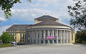 Frontansicht des Staatstheaters am Tbilisser Platz