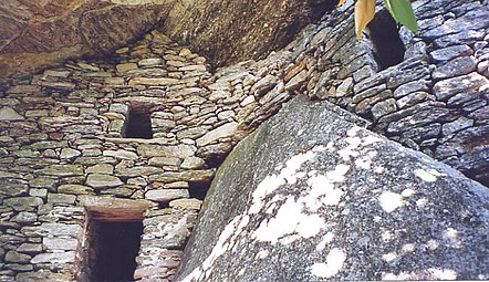 Abri de charbonniers, gorges de Colombières, massif du Caroux, Hérault.