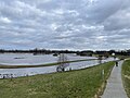 Blick vom südlichen Aussichtsturm auf das beim Weihnachtshochwasser 2023/2024 gefüllte Becken in Richtung Nordost; Pegelstand 1,20 Meter