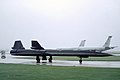 американський надзвуковий літак-розвідник SR-71A Blackbird вирулює під дощем на ЗПС. 21 липня 1997