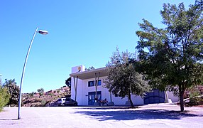 Vista frontal del edificio de Titania en Riodeva (Teruel), subsede de Dinópolis (2017).