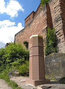 Moderne Stauferstele von 2008 in der Vorburg