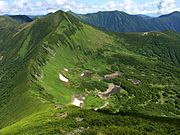 幌尻岳の肩から見た戸蔦別岳と七つ沼カール