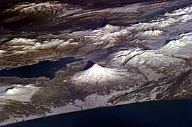 Photographie oblique depuis l'espace du Kronotski (cône volcanique au premier plan) et du Kizimen (cône volcanique au dernier plan).