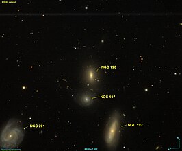 Afbeelding door de Hubble ruimtetelescoop, NGC 196 boven, NGC 197 in het midden en NGC 192 onder in de afbeelding.