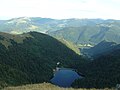 Au pied du Hohneck le barrage de Schiessrothried et au fond à gauche le Petit Ballon