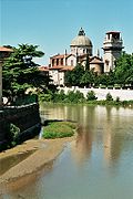 Il fiume a Verona, visto da Ponte Pietra; sullo sfondo la chiesa di San Giorgio in Braida