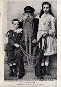 En 1904 avec ses petits enfants.