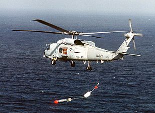 En SH-60 Seahawk-helikopter avfyrar en Mark 46 ubåtsjakttorped.