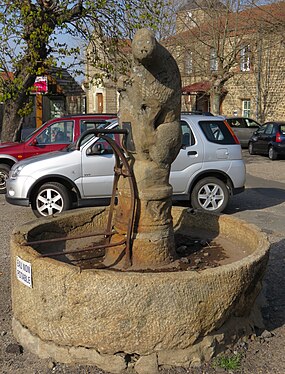 La fontaine sur la place de la mairie