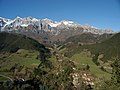 Los Picos d'Europa y la llocalidá de Turieno (Camaleño).