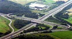 Blick auf das Kreuz von Osten aus: A 3 (von links unten nach rechts oben) und A 52 (quer dazu)