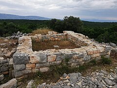 Fundamente des griechischen Wachturms von Maslinovik