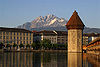 La tour du Kappelbrücke à Lucerne avec le Pilatus au loin.