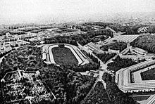 Photo aérienne d'un vélodrome au milieu d'un environnement boisé.