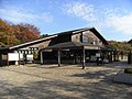 公園管理事務所。東側エリアの入口も兼ねている。