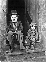 Charlie Chaplin y Jackie Coogan en la fotografía publicitaria de la película muda «The Kid» (1921)