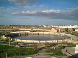 Bassins des Aghlabides à Kairouan, partiellement alimentés par un système de drainage des eaux du Merguellil.