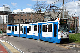 Tweerichtingwagen 920 met nieuwe deuren en digitale lijn- en bestemmingsaanduiding.