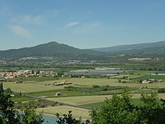 La plaine agricole conquise sur le lit de la Durance, peu à peu envahie par les constructions.