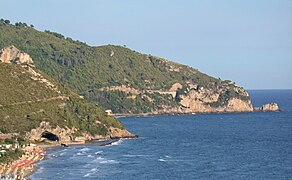 A posição da gruta de Tibério na praia leste de Sperlonga.