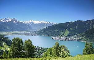 Til højre Zeller Altstadt, til venstre Zell am See-Süd, i forgrunden Thumersbach; set fra Mitterberg over Zeller See mod Schmittenhöhe