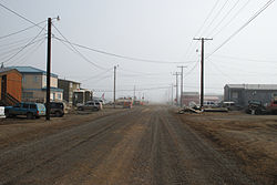 Vej i Utqiagvik, juli 2008: Ligesom alle andre veje i Utqiagvik er den på grund af permafrost ikke asfalteret