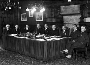 De ministers van het kabinet-Colijn III vooraf aan de eerste ministerraadsvergadering in 1933