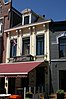 Woonhuis waarvan de lijstgevel in Eclectische stijl is uitgevoerd. Tussen 1825 en 1872 bestond het huis in combinatie met een winkel