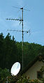 Zwei Yagi-Uda-Hausantennen für den Fernsehempfang (Mitte). Der Reflektor der oberen Yagi-Antenne ist als Gitter ausgeführt.