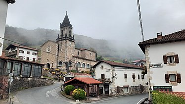 Almandozko sarrera. Ezkerrean eliza; eskuinean herriko izena daraman etxea.