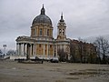 Vue de la basilique sur sa plateforme artificielle.