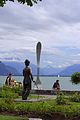 Statue de Charlot (de dos) et la fourchette géante (Vevey).