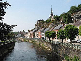 Couvin et l'Eau Noire, en Ardenne belge (province de Namur). (définition réelle 2 272 × 1 704)