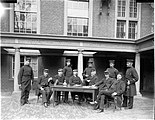 Groepsfoto van het personeel van de Militaire Strafgevangenis in het voormalige Pesthuis te Leiden, 1880