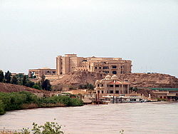 Leukin north alang the Tigris towards Saddam's Presidential palace in Aprile 2003