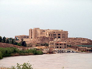 Vista ao norte ao longo do Tigre para o pal��cio presidencial de Saddam, em abril de 2003